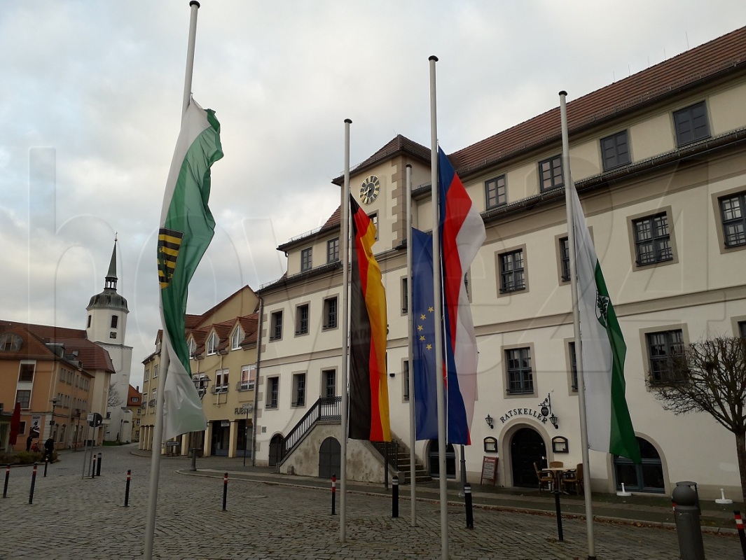 Halbmast ist auch vor dem Hoyerswerdaer Rathaus geflaggt. Foto: Uwe Schulz