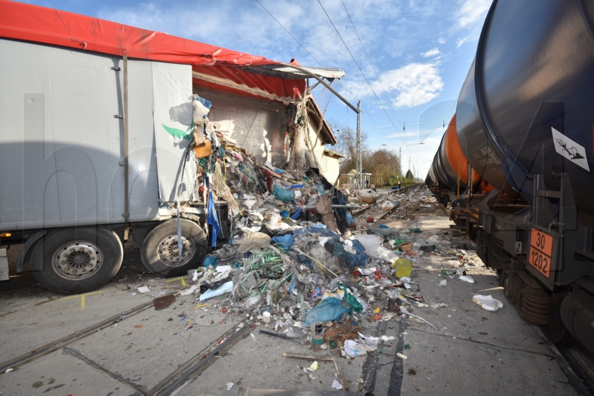Das Heck des Sattelaufliegers wurde bei dem Aufprall zerstört, der Müll auf der Ladefläche in der Gegend verstreut. Foto: Uwe Schulz
