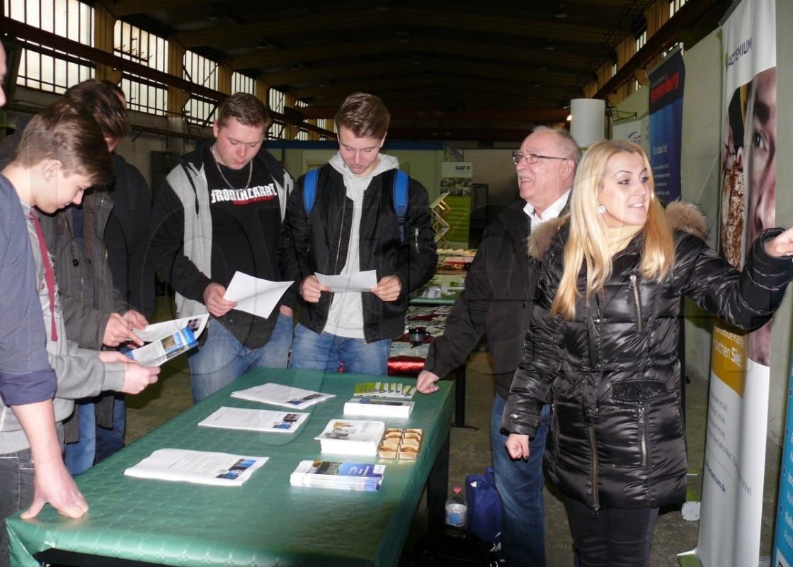 Franziska Biallas und Ottmar Jung erläutern Schülern die Ausbildungsangebote in der Niederlassung Bautzen von Omexom. Foto: Jost Schmidtchen