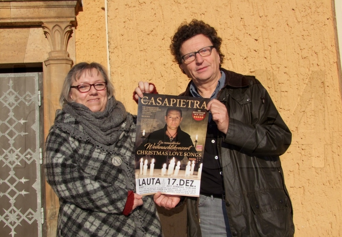 Anke Renner und Walter Blankenberg vom Verein „Freunde der evangelischen Kirche Lauta-Stadt“ mit einem Plakat zum Casapietra-Konzert. Foto: Rainer Könen