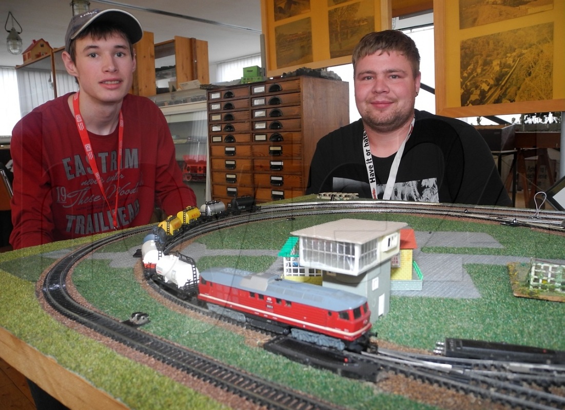 Gut aufgehoben fühlen sich Ben Linke (19/li.) und Steve Meinel (26) aus Dörgenhausen im Modellbahnclub Hoyerswerda e. V.. Foto: Andreas Kirschke