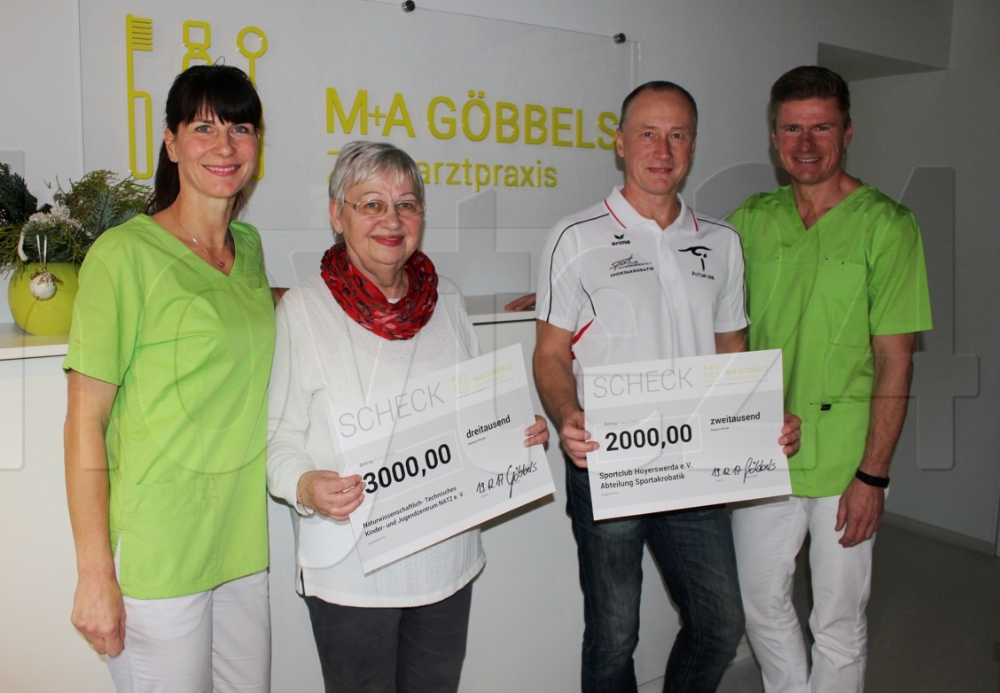 Andrea (links) und Maik Göbbels (rechts) übergaben die symbolischen Spendenschecks an Ulrike Müller vom Natz und Sergej Jeriomkin vom SC. Foto: Hagen Linke