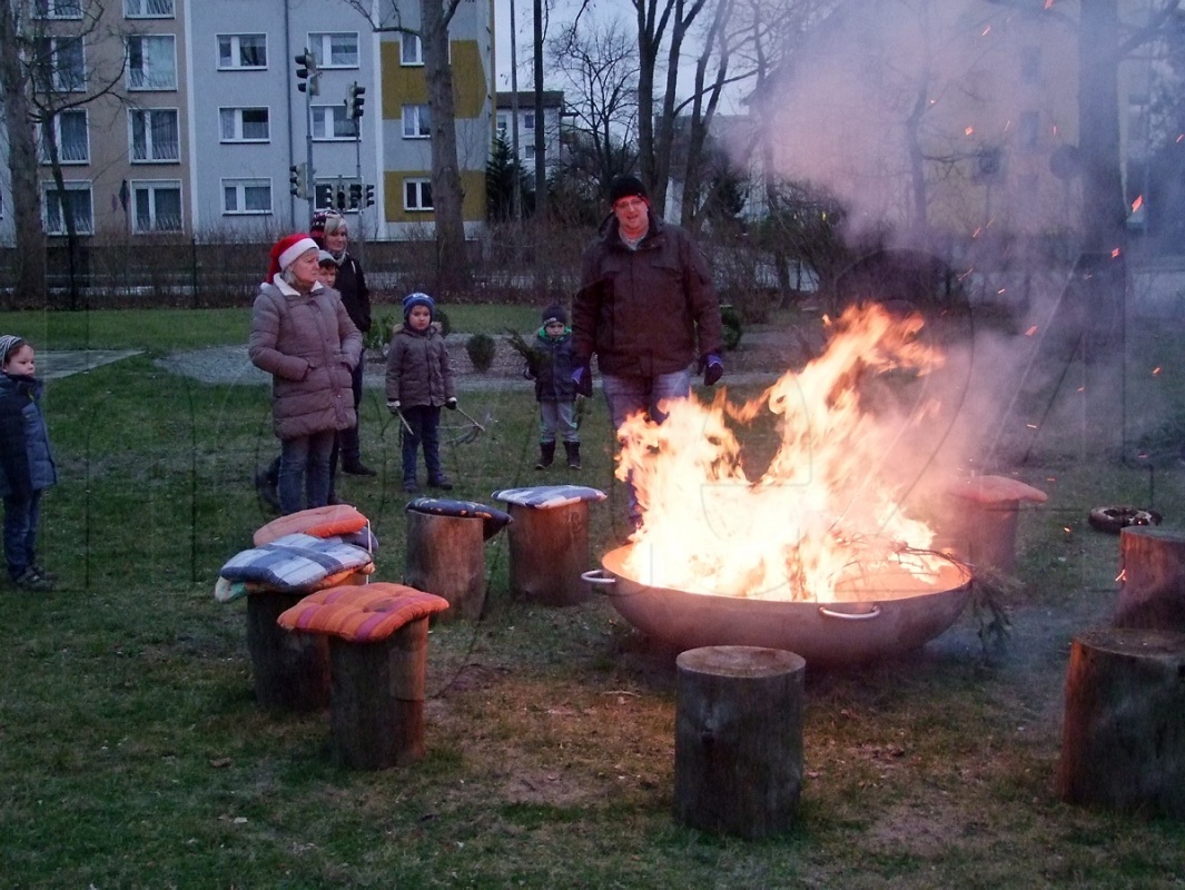 In die große Feuerschale der IG Kinderferien passt was rein. Foto: Rainer Könen