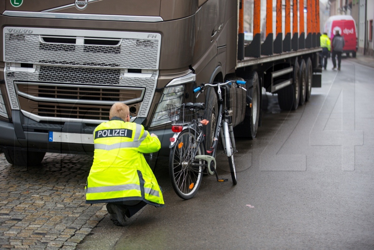 Radfahrerin kollidiert mit Lkw