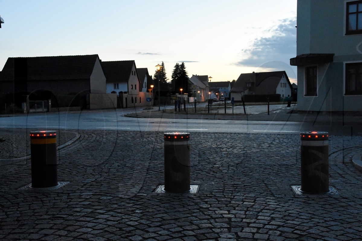 Die Poller in der Senftenberger Straße müssen regelmäßig gewartet und auch repariert werden. Diesen Freitag ist es wieder soweit. Archivfoto: Uwe Schulz