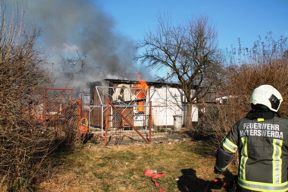 Gartenlaube in Flammen