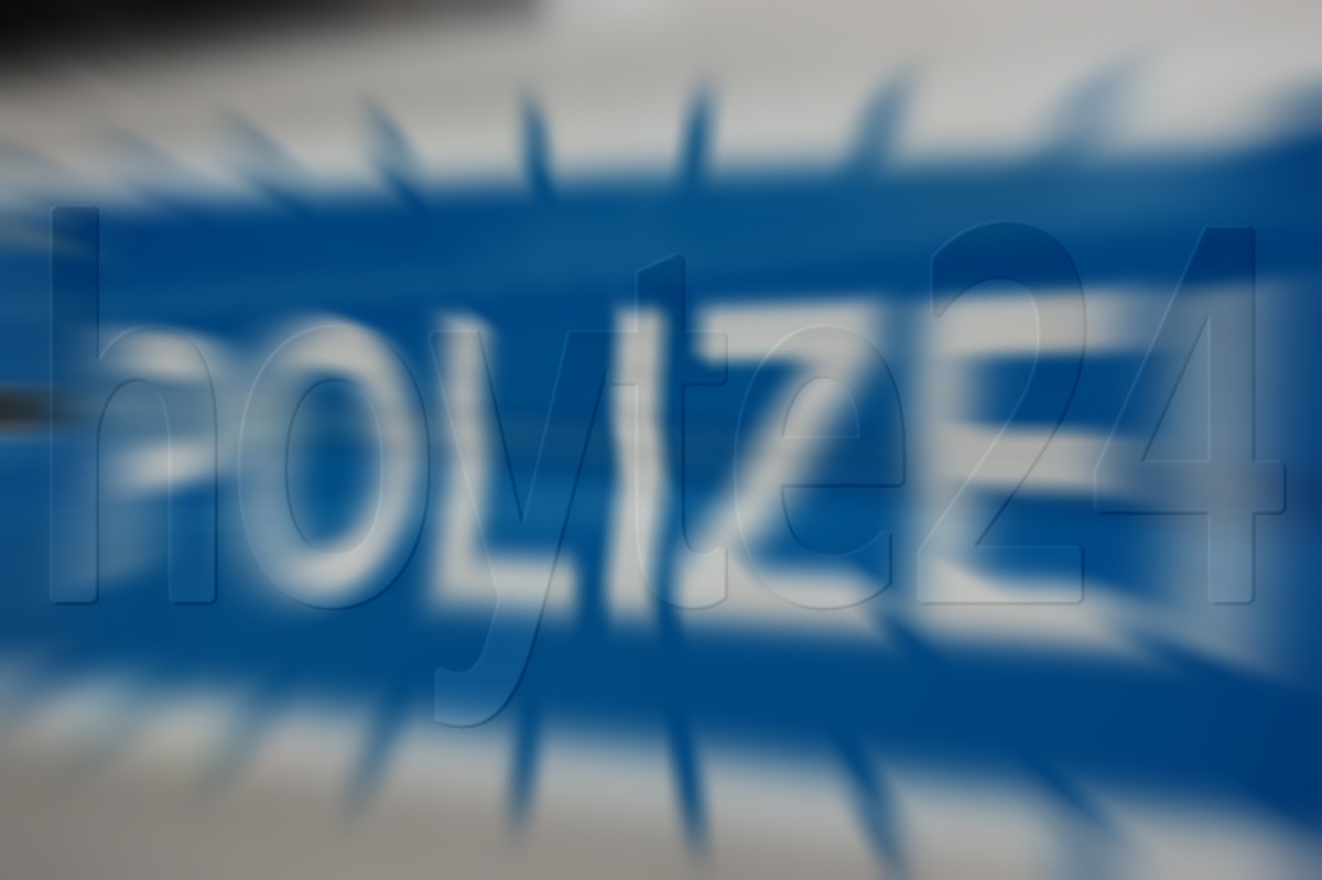 Mann rennt vor Güterzug