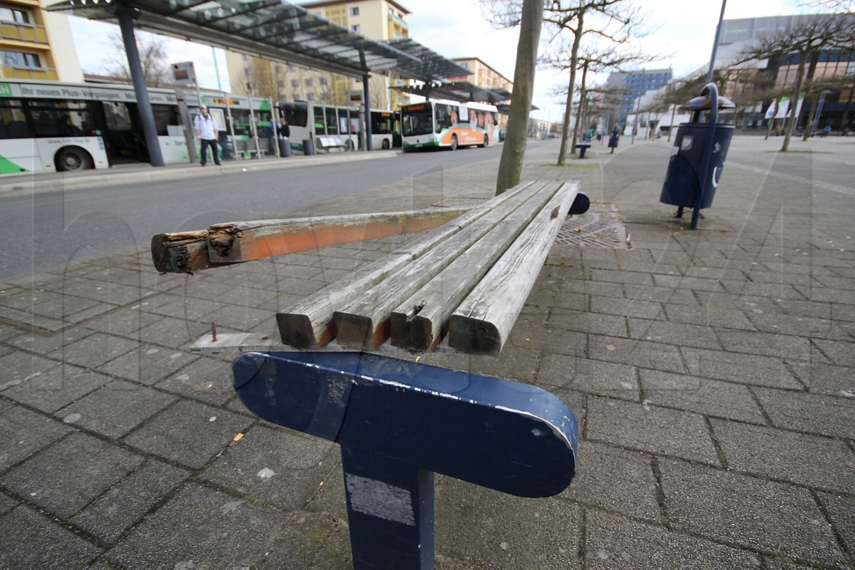 Demolierte Bank entfernt