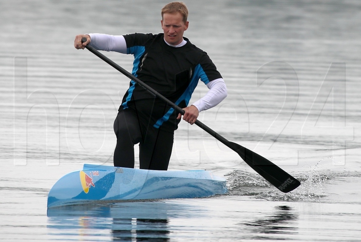 Marcel Fechner beim Training auf seiner Hausstrecke auf dem Dreiweiberner See. Foto: Werner Müller