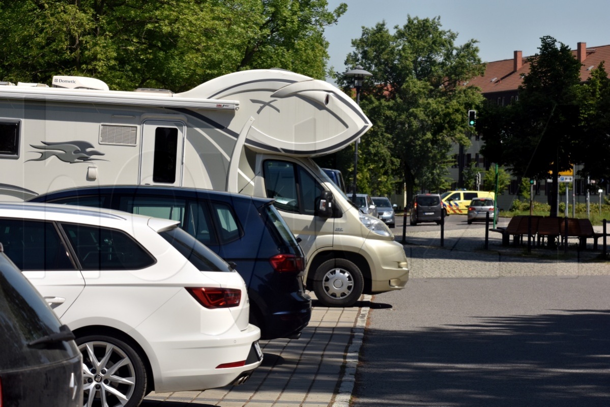 Für Touristen mit Wohnmobilen ist Parken häufig ein Problem. Dieses hier nutzt den Parkplatz am Zoo in Hoyerswerda. Foto: Uwe Schulz