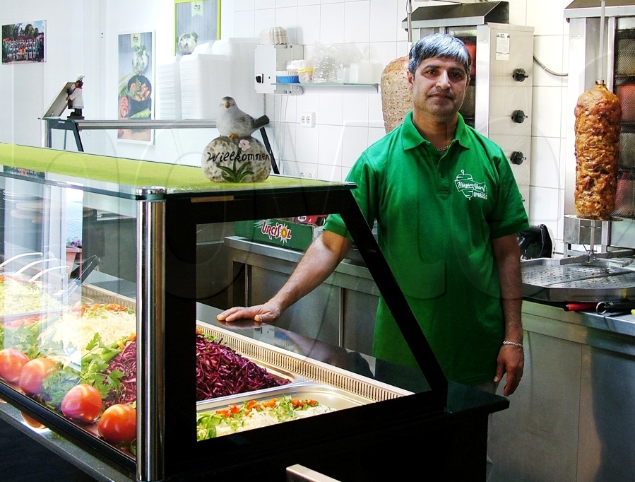 Sharif Geso in seinem Imbiss „Masare Sharif“ an Hoyerswerdas Bautzener Allee 83 B. Foto: Uwe Jordan