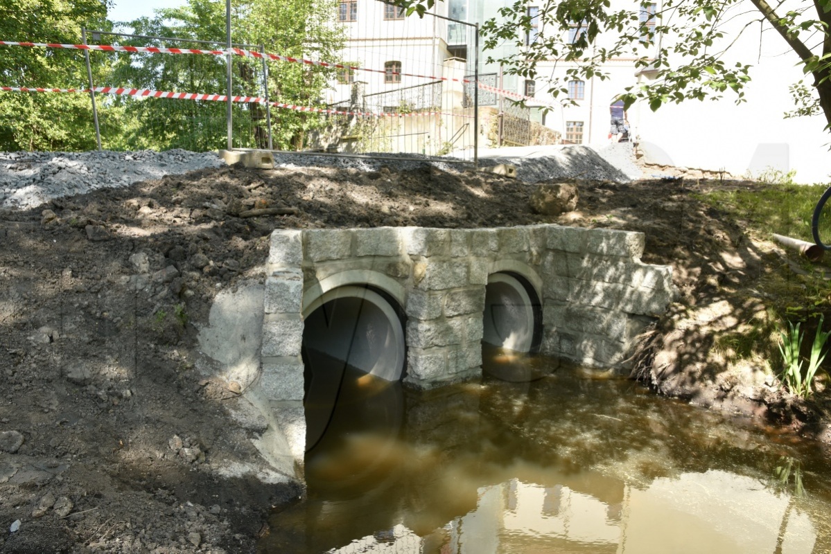 Hier floss vor wenigen Wochen nichts, die Brühe stand, Die beiden Röhren sollen zur Verbesserung der Wasserqualität im Schlossgraben beitragen.  Foto: Uwe Schulz