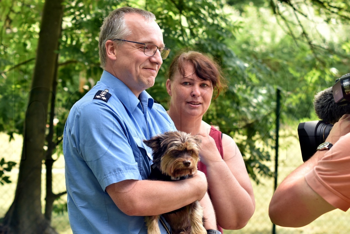 Revierleiter Tobias Hilbert bedankte sich bei Christine Kirstein und Hund Pepe. Foto: Uwe Schulz