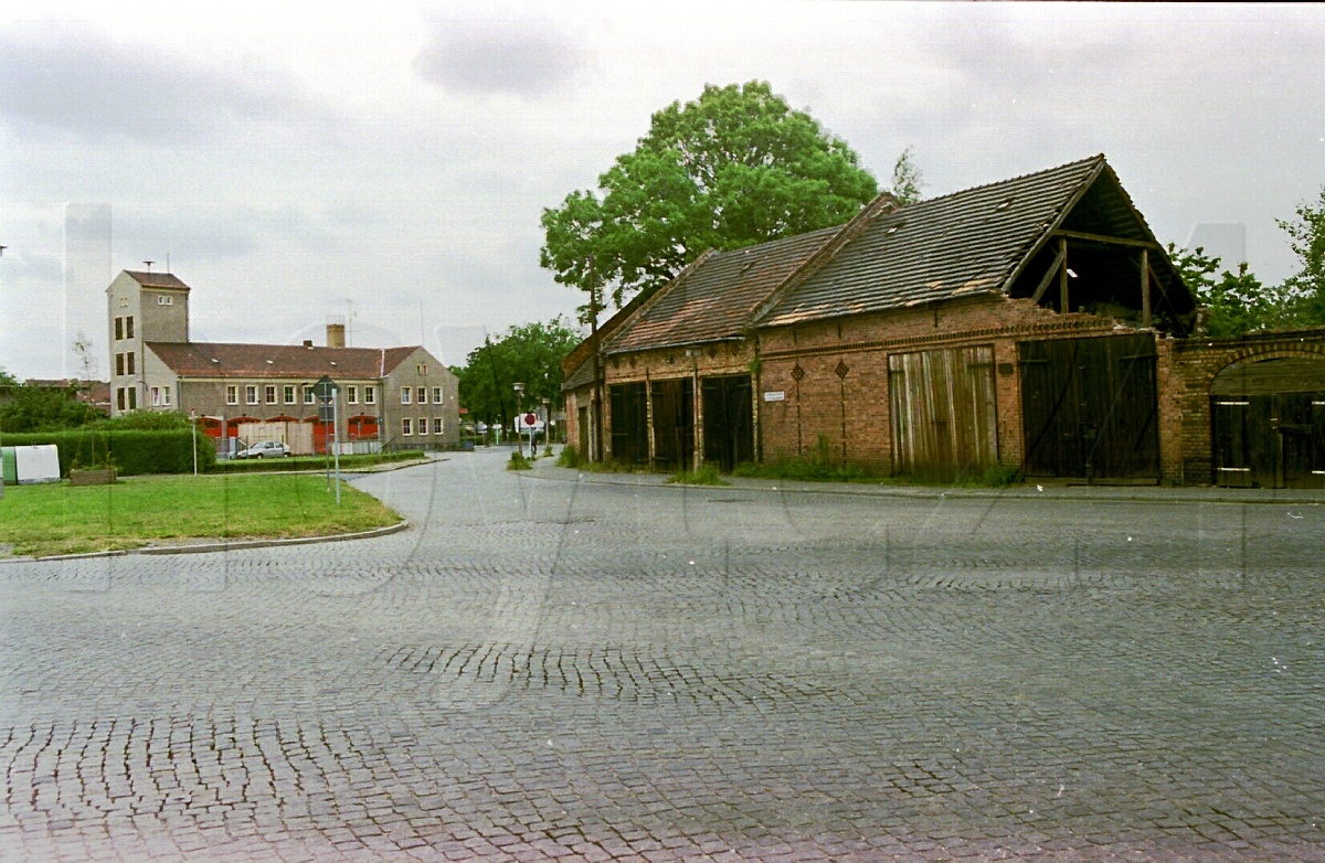 Wo vor 20 Jahren am Neumarkt noch Scheunen standen, soll künftig geparkt werden. Foto: Uwe Schulz