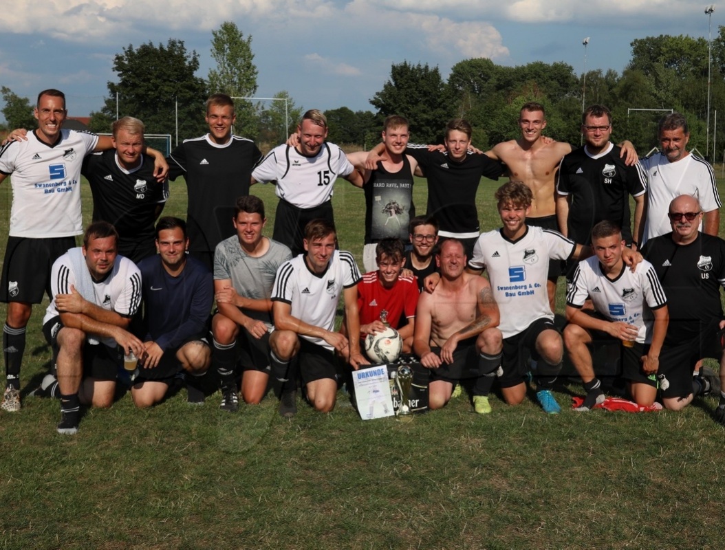 Die Sieger des 48. Knappenseepokals - die Fußballer der SpVgg Lohsa/Weißkollm (in Weiß). Foto: Werner Müller