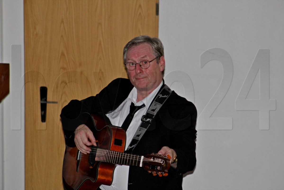 Ein Mann, seine Stimme und hier eine seiner drei Gitarren. Dirk Ende überzeugte am Samstag das Publikum in Lauta.  Foto: Silke Richter