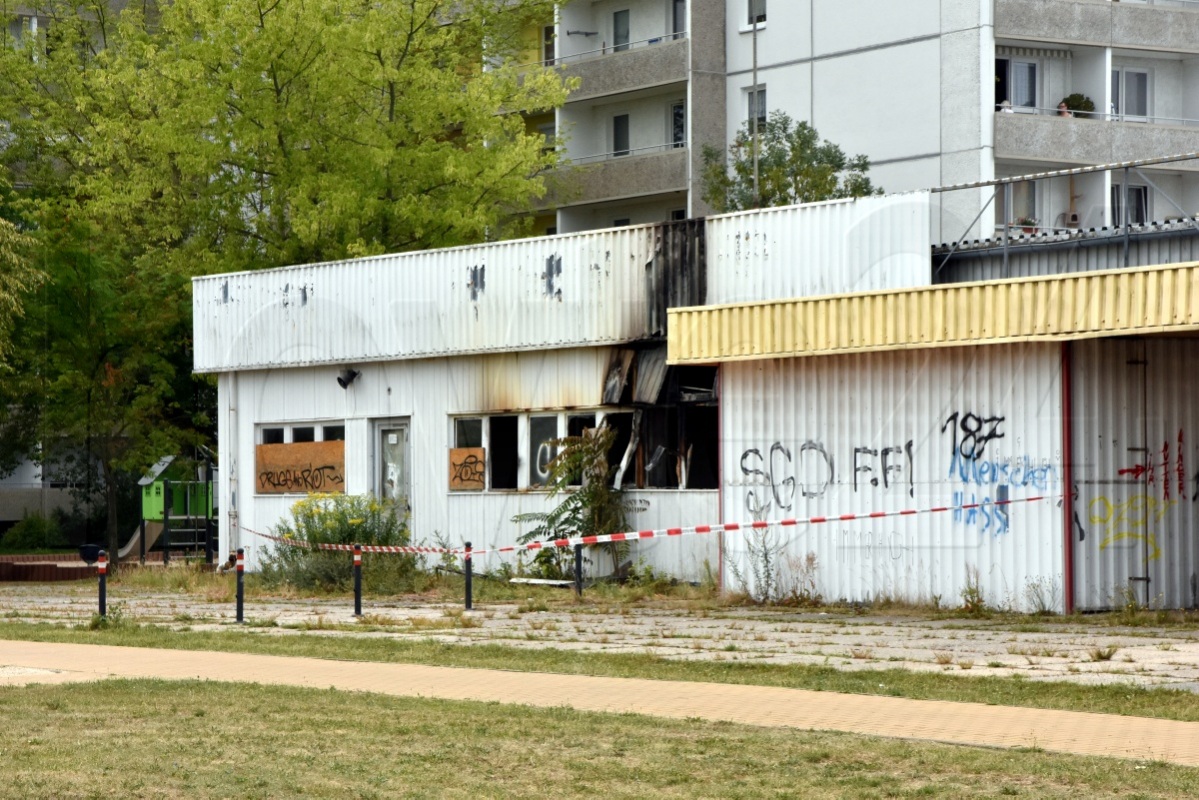 Die Brandspuren sind an der alten Kaufhalle im Hoyerswerdaer Stadtzentrum deutlich zu sehen. Foto: Uwe Schulz