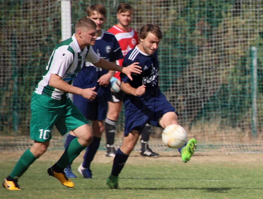 Maik Nicolaides (in Blau) steuerte das 3:1 für Wittichenau beim 4:1-Auswärtssieg in Hochkirch bei. Foto: Werner Müller