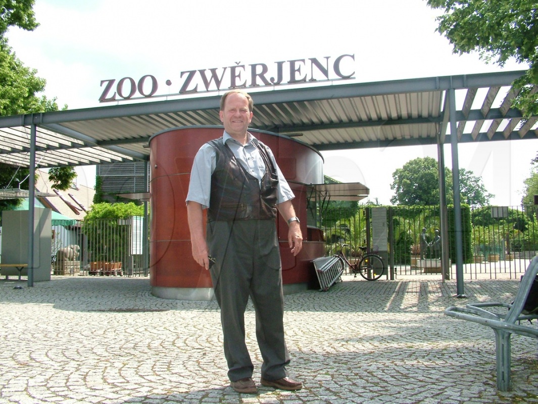 Dr. Werner Jorga vor Jahren, als das neue Zooschild montiert worden war.  Foto: Kolodziej