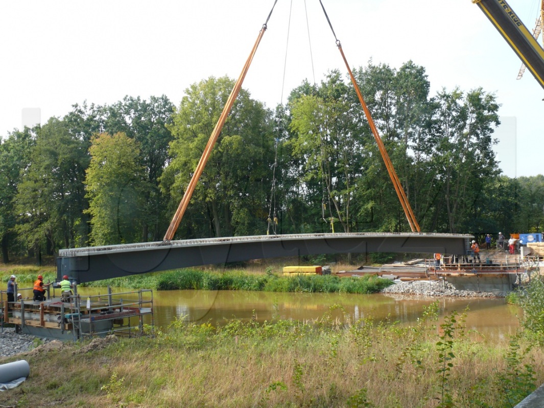 Neue Brücke schwebt ein