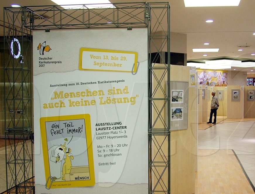 Portal der Schau, gesehen vom Eingang bei Aldi vom Lausitzer Platz her. Foto: Uwe Jordan