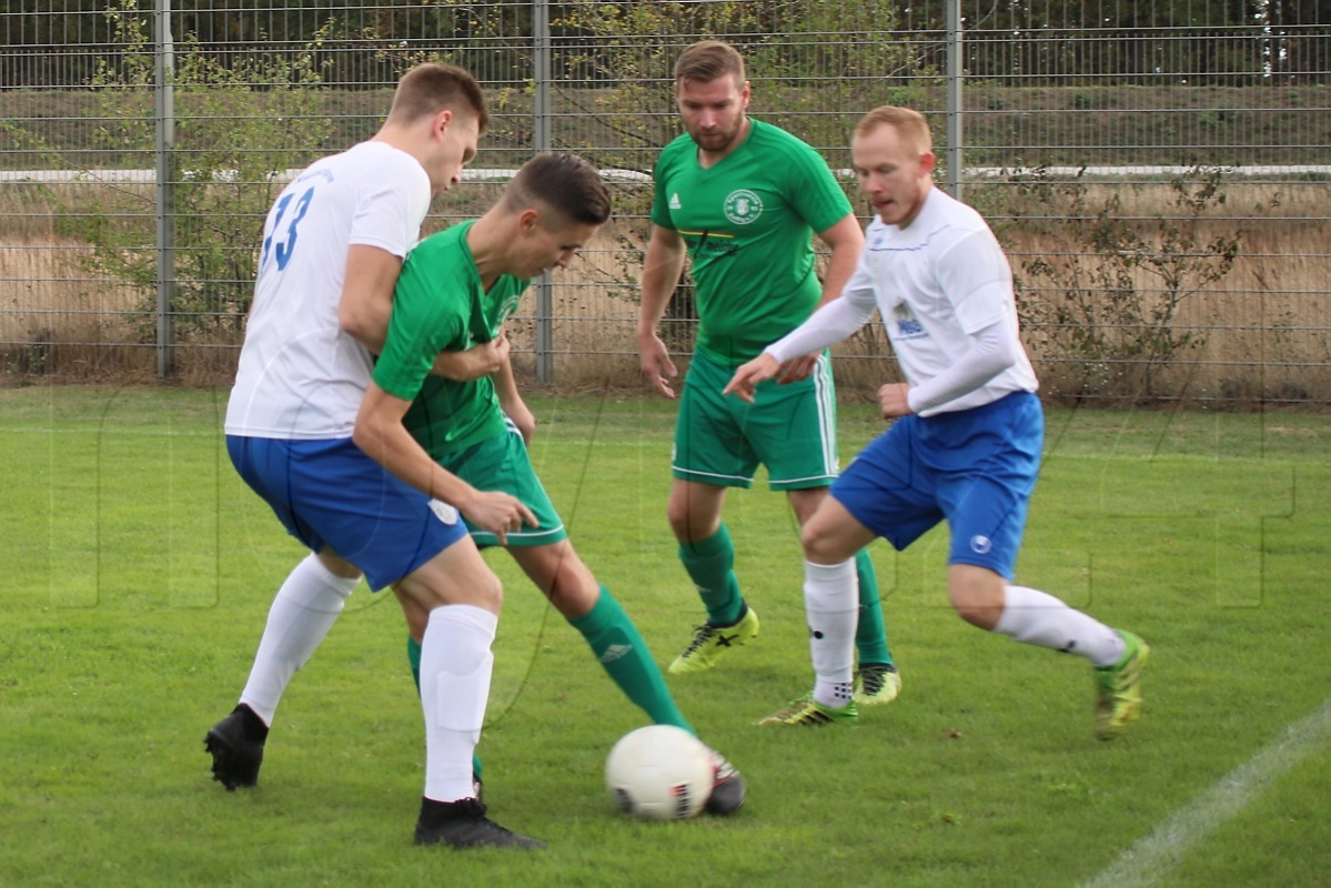 Weiße West beziehungsweise weiße Trikots behielt der LSV Neustadt/Spree auch in Zeißig: Dritter Sieg im dritten Spiel der Saison -Tabellenführung! Foto: Werner Müller