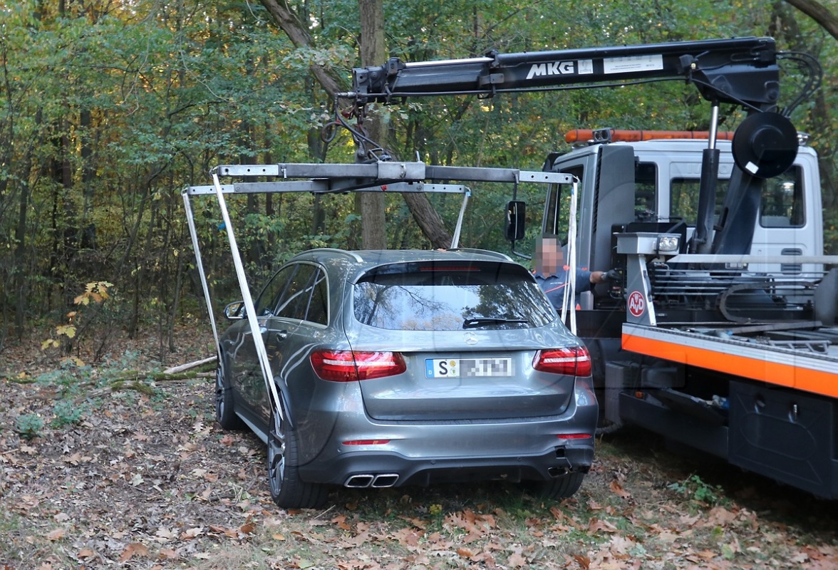 Der gestohlene Mercedes wird im Auftrag der Polizei abtransportiert. Foto: Polizei