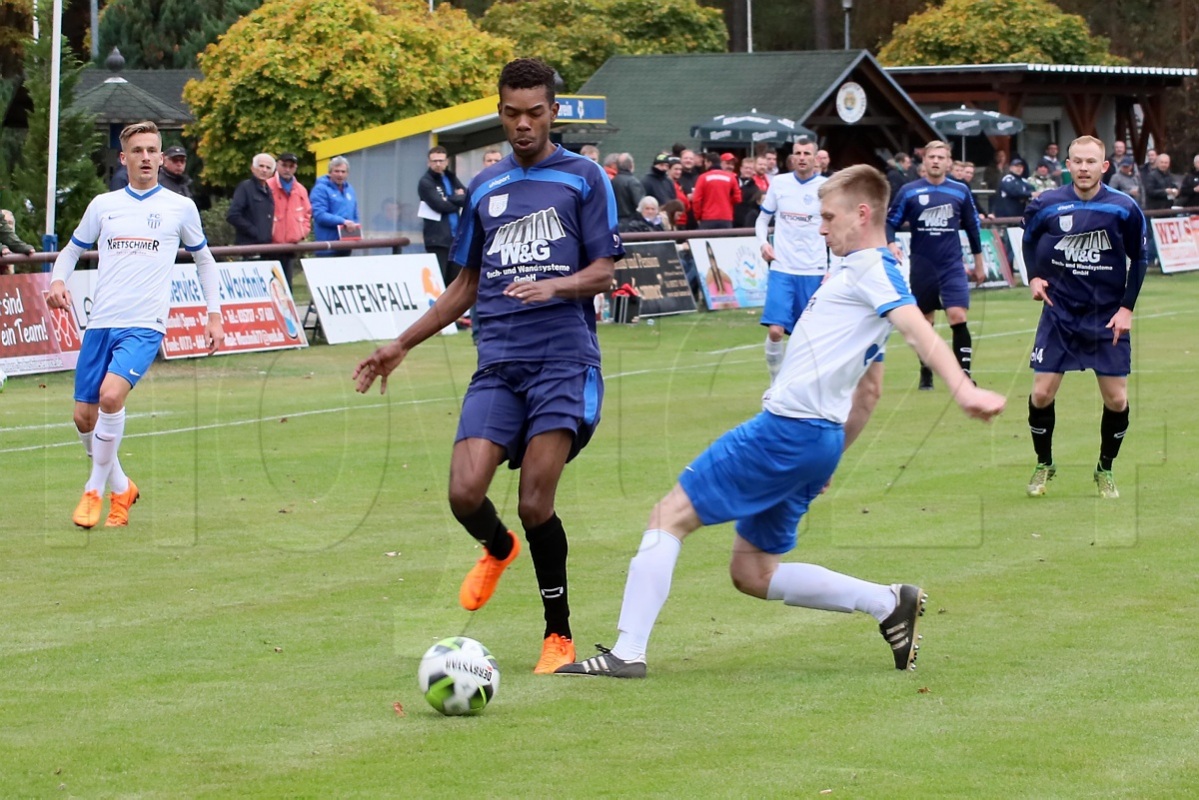 Edenilson De Souza Barros (vorn / in Blau) besorgte in der 34. Minute den 1:0-Siegtreffer für Neustadt gegen Neugersdorf II. Foto: Werner Müller