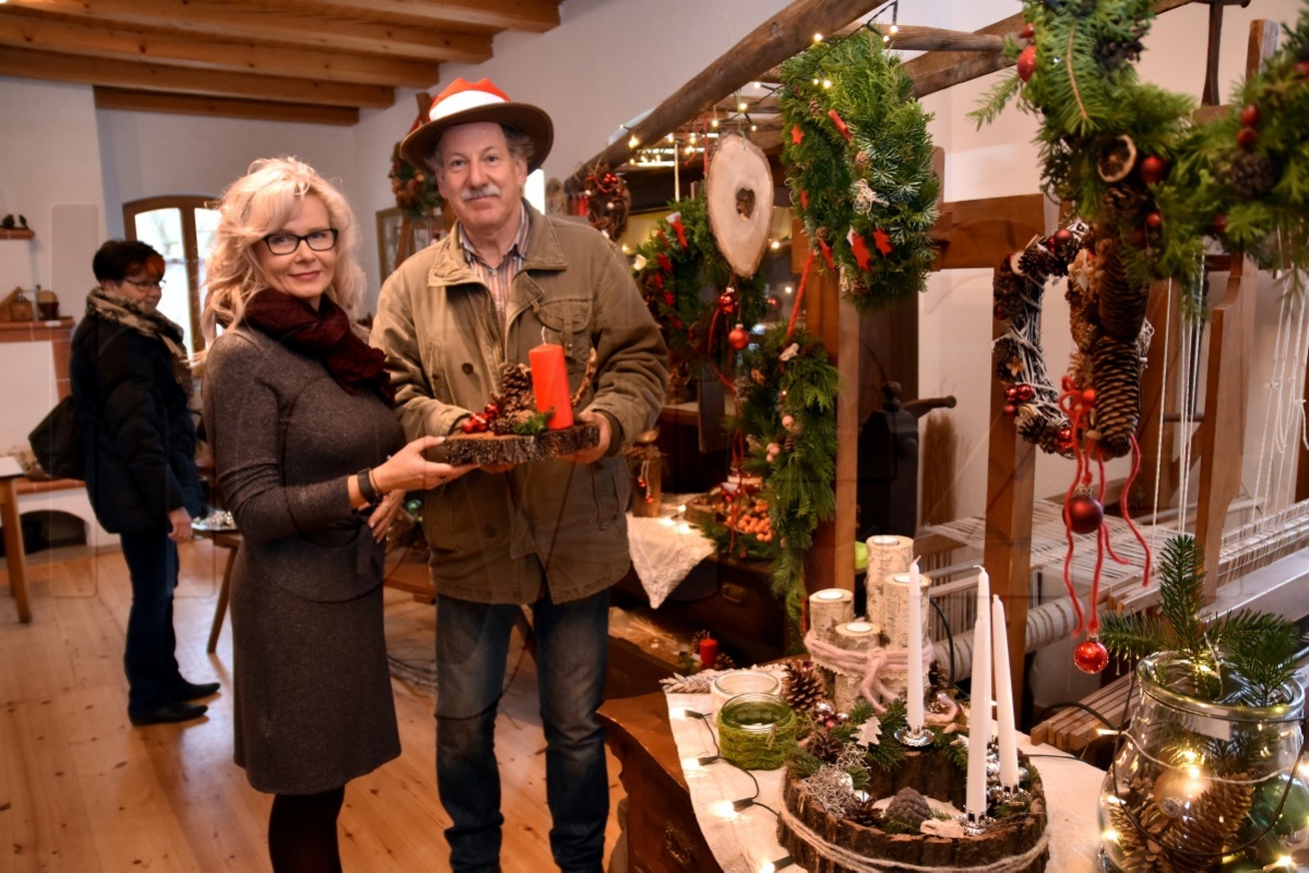 Elke Lindenberger, Chefin der Schwarzkollmer Landfrauen, und Felix Berndt von den Cowboyhüten am Kubitzberg in der Verkaufsausstellung der Gestecke am Sonntag im Frentzelhaus Schwarzkollm. Foto: Uwe Schulz