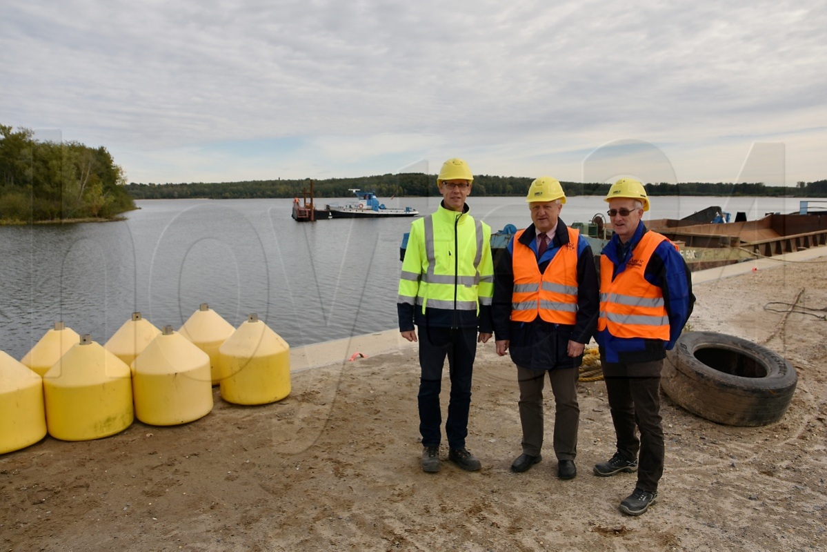 Hartmut Rebol (Mitte) und Bernhard Weinert (rechts) waren seit 2012 seitens der LMBV für die Arbeiten am Knappensee projektverantwortlich. Jürgen Seelig (li.) ist jetzt der Nachfolger von Weinert.  Foto: Uwe Schulz