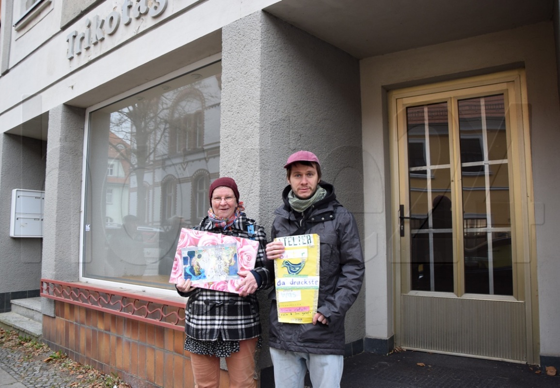 Kersten und Ludwig Flohe sind ab heute in der Friedrichsstraße 5 zu finden. Jeder kann zum Basteln vorbeikommen.  Foto: Katrin Demczenko