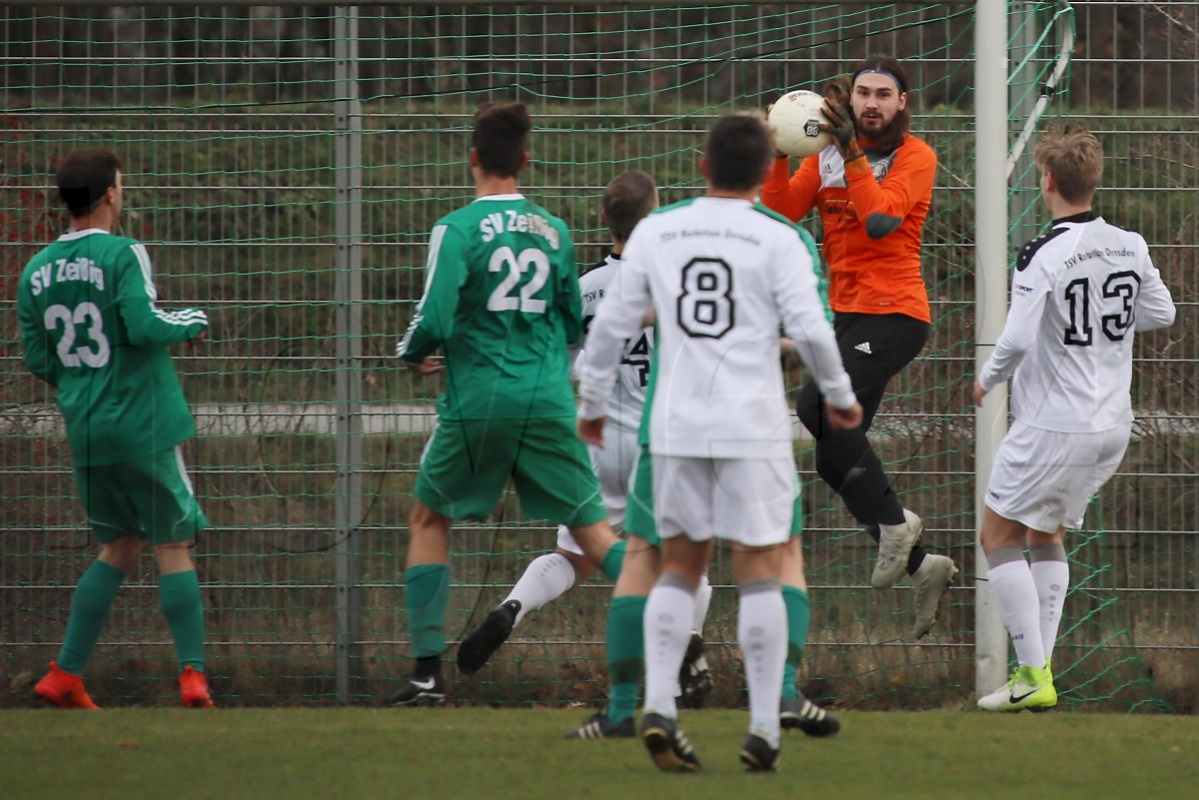Zeißigs Keeper Denny Schäfer hielt gegen Rotation Dresden (in Weiß) den Ball und einen Landesklasse-Ost-Punkt fest. Foto: Werner Müller