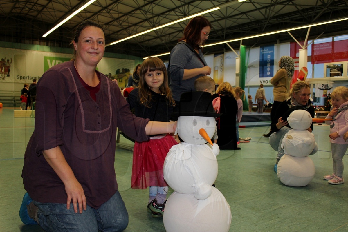 Schneemänner in der Sporthalle