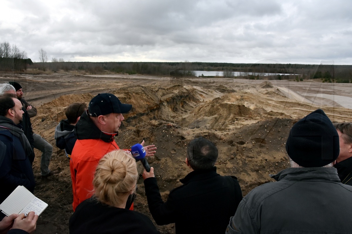 Der Sedlitzer Ortsvorsteher Steffen Philipp (rote Jacke) skizzierte vor Journalisten ein von großen Hoffnungen geprägtes Bild des künftig fertiggestalteten Sedlitzer Sees. Foto: Uwe Schulz