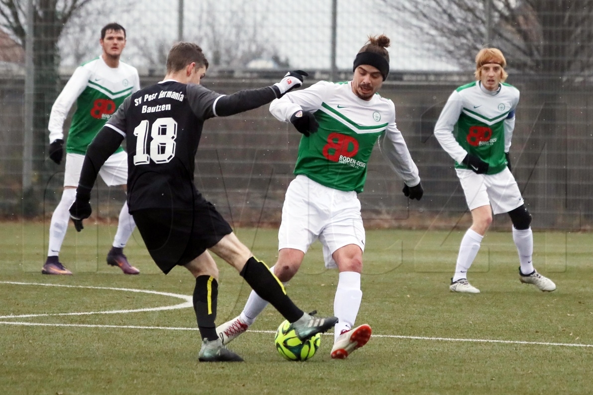 Kevin Kratschmer (in Grün / am Ball gegen Bautzens Felix Meißner (in Schwarz) traf zum 2:0 für den Hoyerswerdaer FC. Foto: Werner Müller