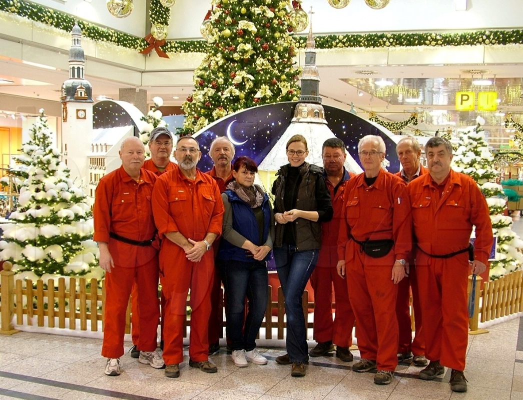 Zwei Siegel-Damen und Aktionskräfte dekorieren das Lausitz-Center Hoyerswerda. Foto: Uwe Jordan