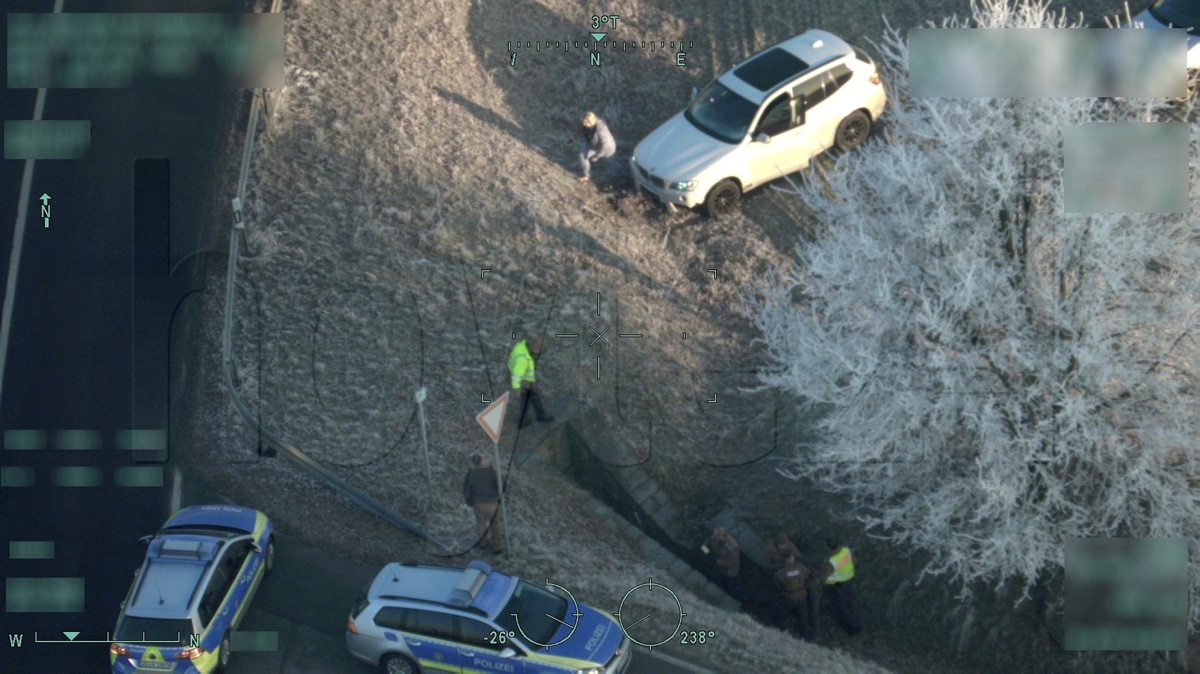 Der am Dienstag festgestellte BMW X3 an der S234 bei Seidewinkel aus Sicht des Polizeihubschraubers. Der Fahrer versteckte sich in dem kleinen Durchlass am unteren Bildrand. Foto: Polizei