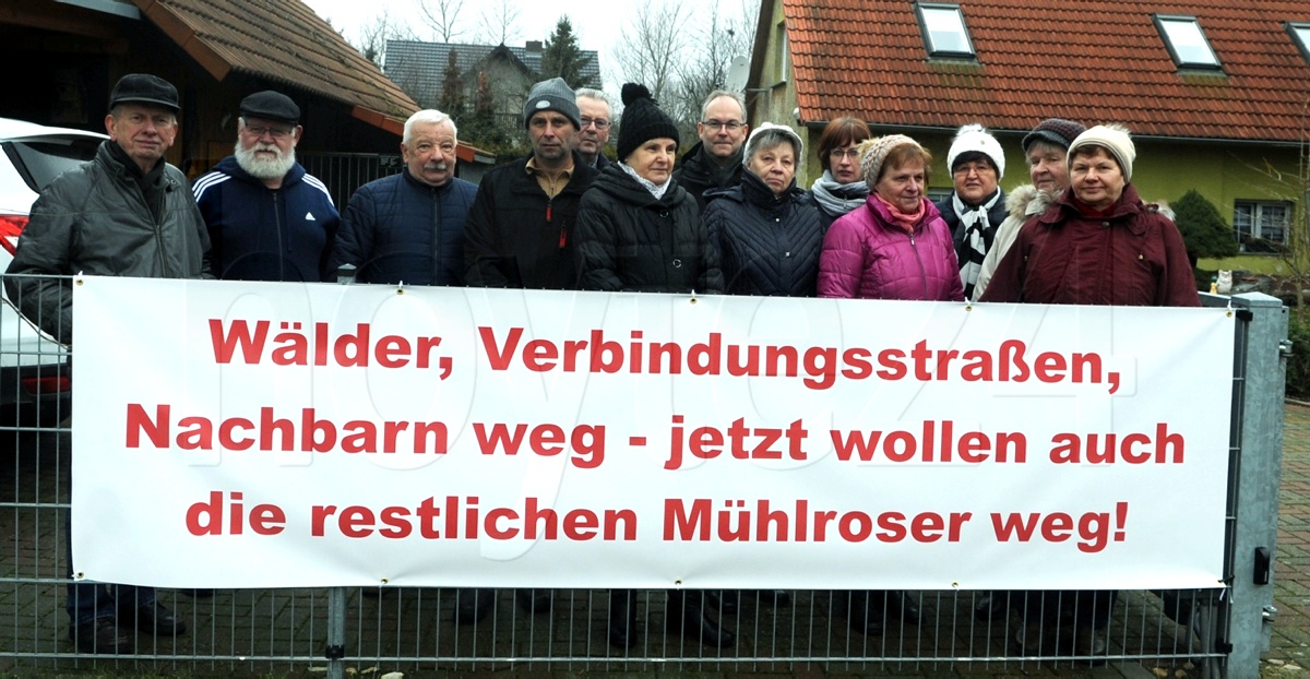 Am Mittwoch demonstrierten Einwohner Mühlroses für ihre Umsiedlung. Foto: Joachim Rehle