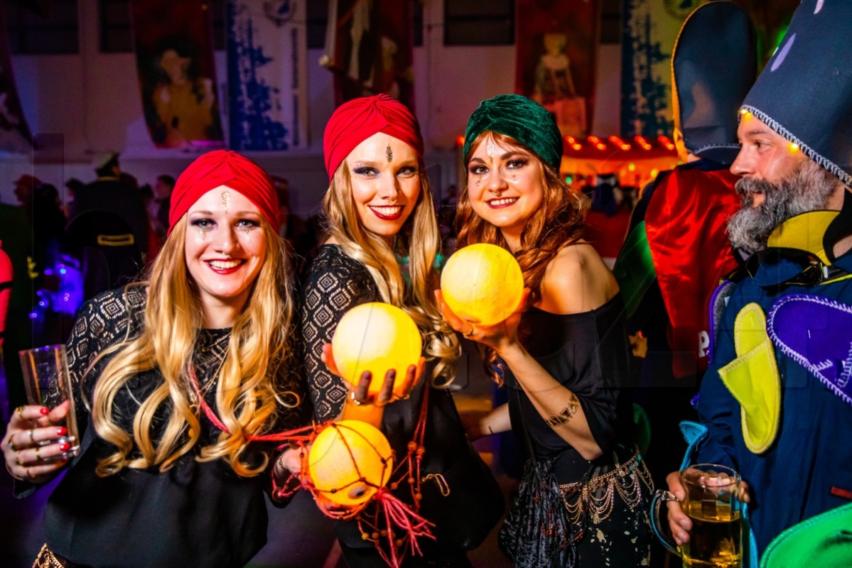 Schrill-bunter Maskenball