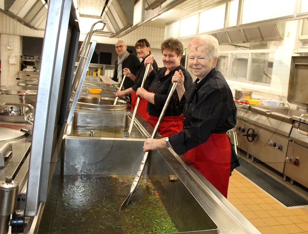 Saxonia-Catering Ost-Geschäftsführer David Geier (ganz links) kann sich auf ein starkes Team verlassen: Simone Jarosch, Kerstin Figula und Betina Altmann (von links nach rechts). Foto: Silke Richter