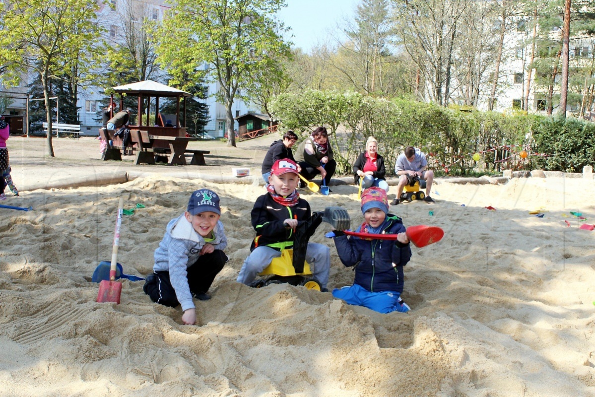 Diese Jungen haben sehr viel Spaß in der neuen Matsch–Sand-Anlage. Foto: Silke Richter