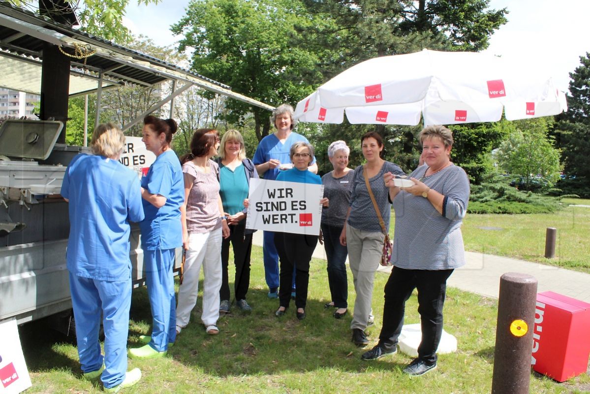 Mittagspause vorm Klinikum hat Symbolkraft