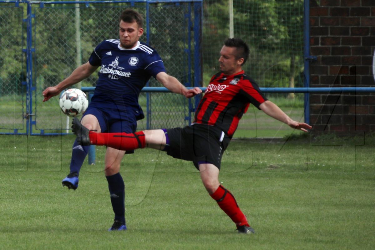 Hitziges Duell: Wittichenau (in Blau) bezwang Bergen mit 5:3. Foto: Werner Müller