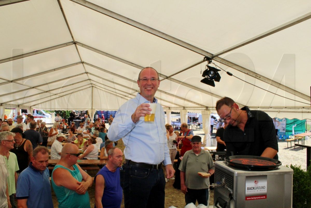 Mietpreis-Versprechen beim Quartiersfest-Freibier