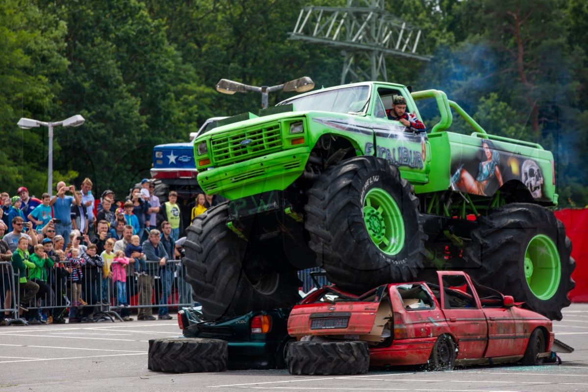 Hier werden Schrottautos zermalmt