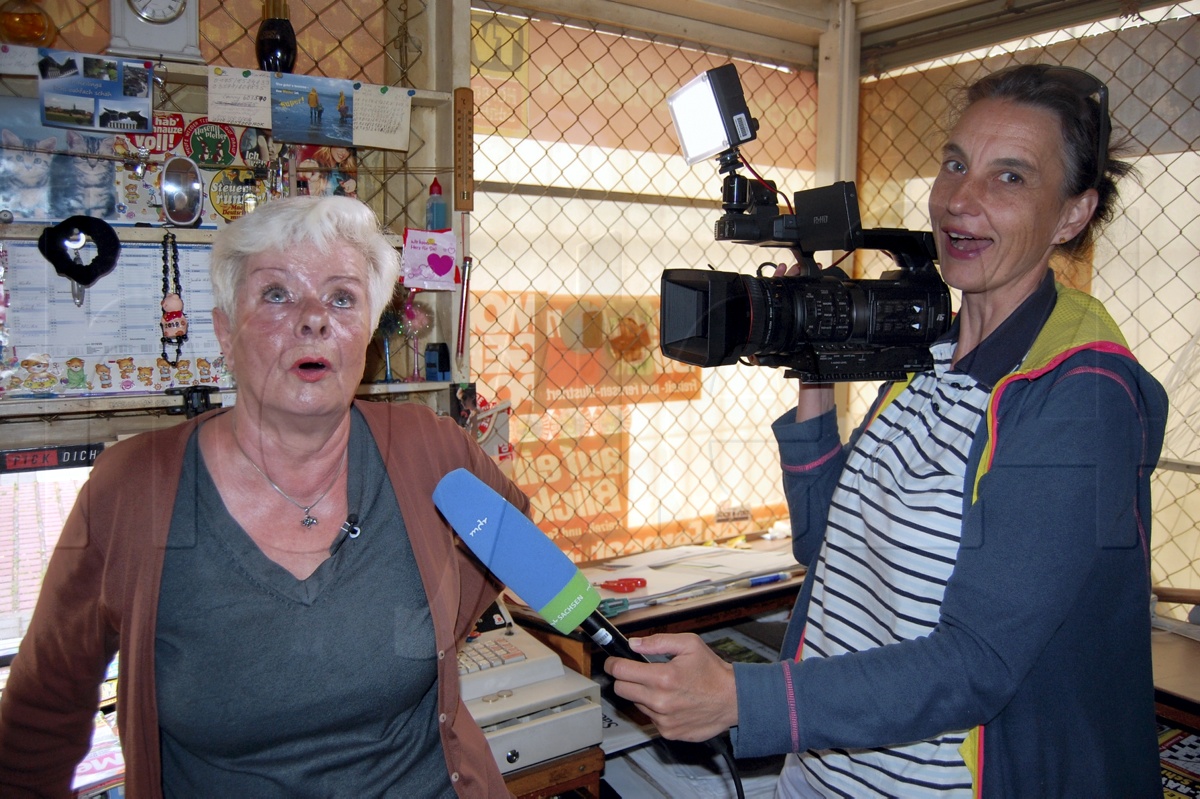 Fernsehen dreht im Zeitungskiosk im WK I