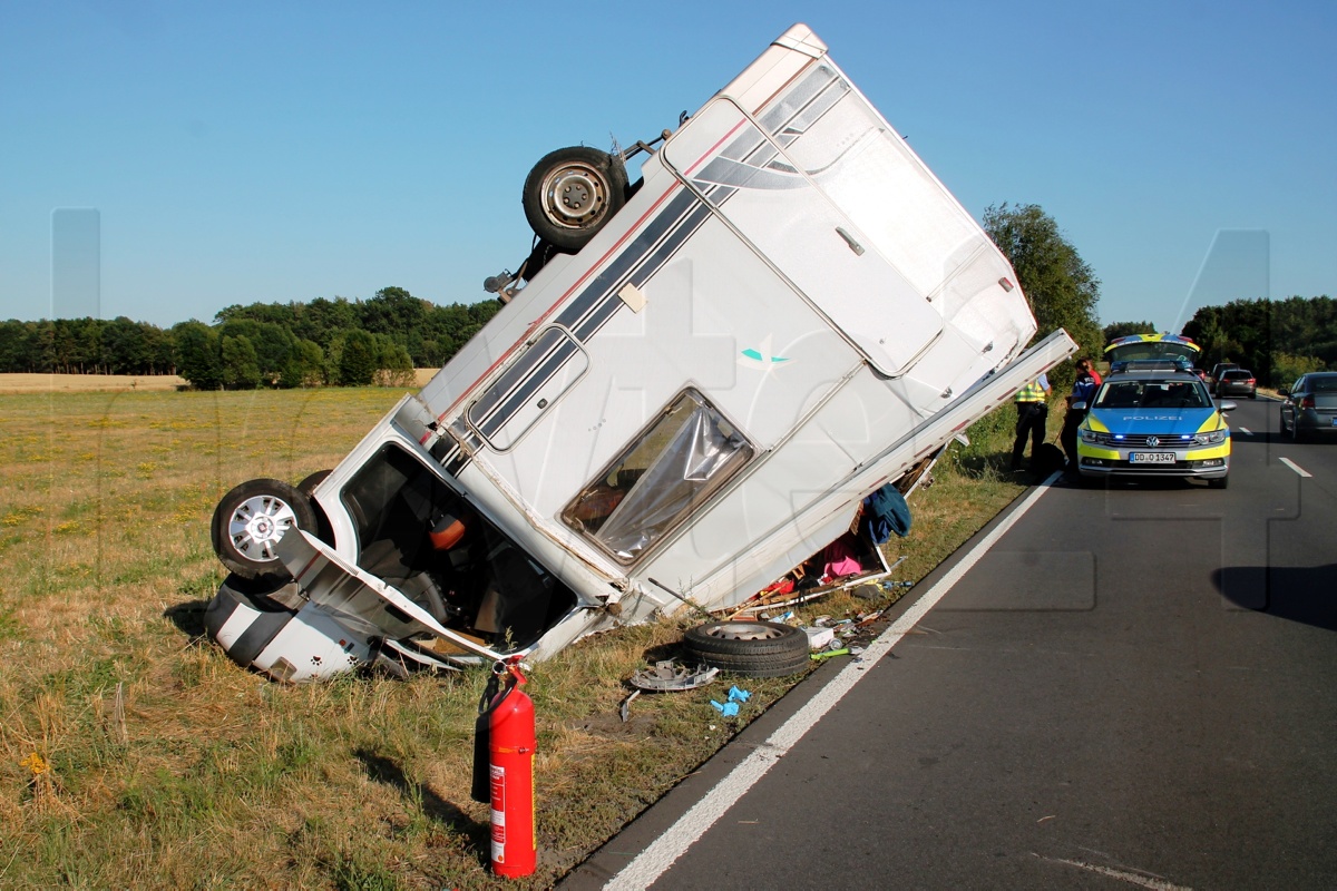 Wohnmobil überschlägt sich nach Reifenplatzer