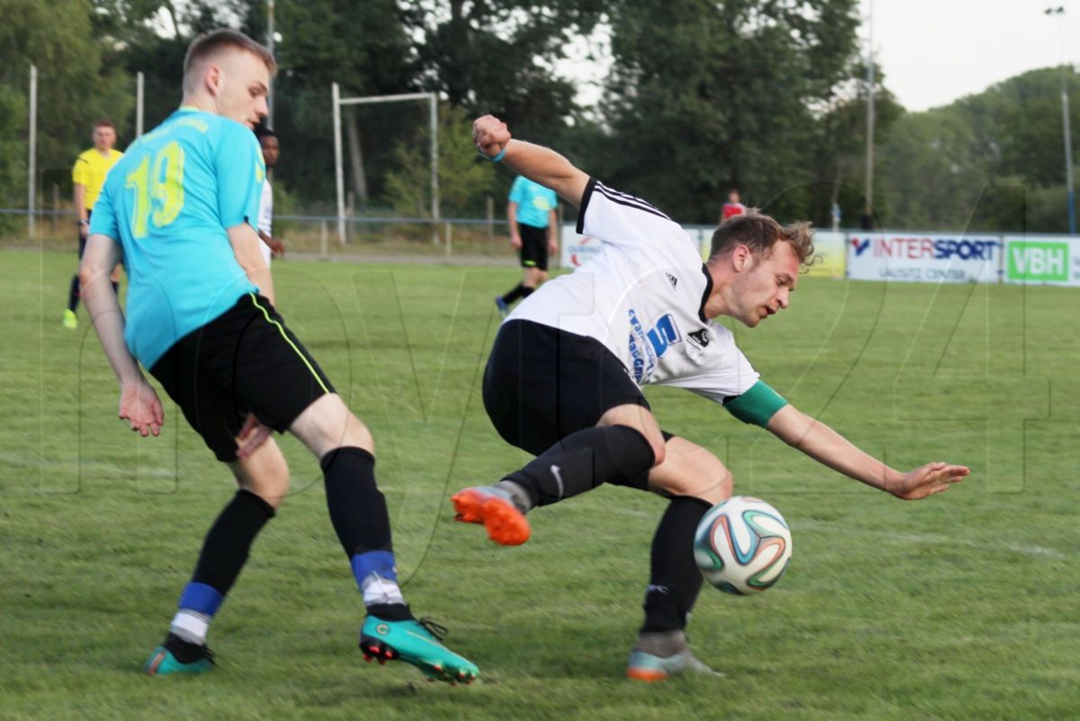 Haltung und Ball bewahrt - Szene aus der Knappenseepokalpartie Lohsa/Weißkollm (in Weiß) gegen Oßling/Skaska (2:0). Foto: Werner Müller