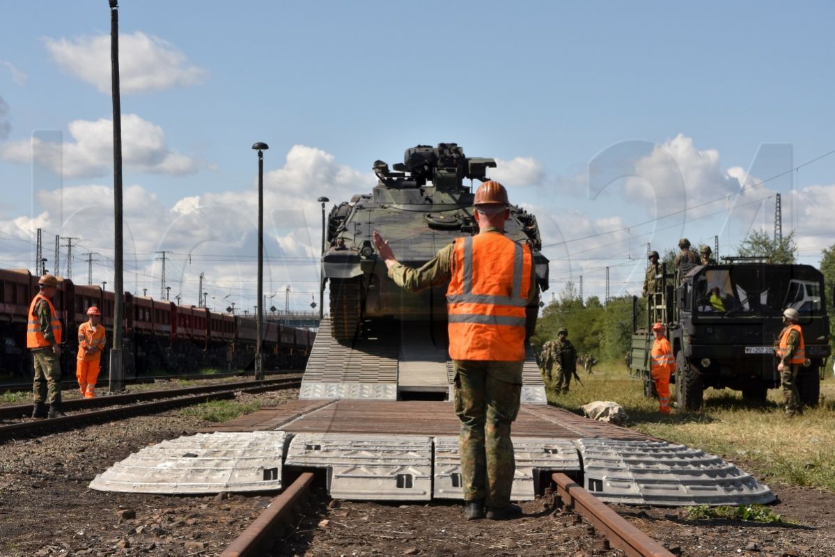 Der erste Panzer verlässt über eine mobile Rampe den Zug in Senftenberg. Foto: Uwe Schulz