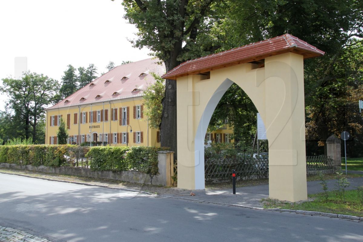 Der Torbogen setzt den Schlusspunkt am Rathaus